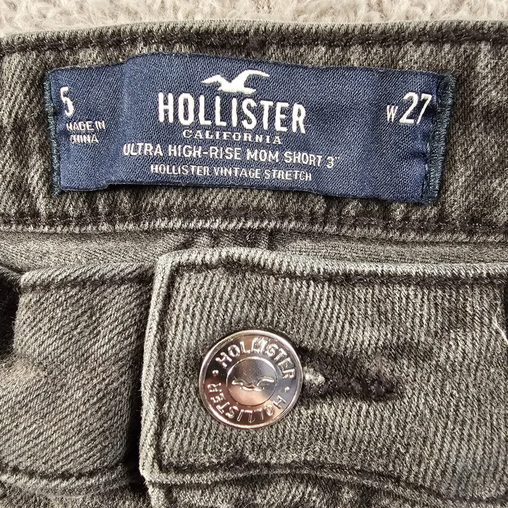 Hollister Ultra High-Rise Mom Short Black Frayed Denim 5 W27 Vintage Stretch